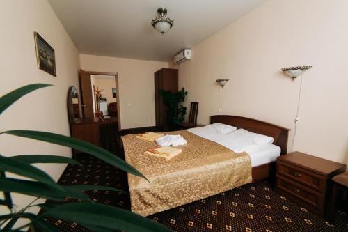 เตียงในห้องที่ Hotel Praha