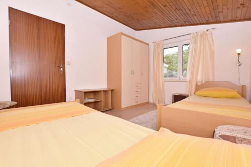 Ένα ή περισσότερα κρεβάτια σε δωμάτιο στο Apartments Mladen
