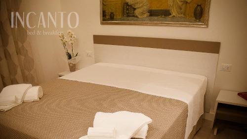 um quarto com uma cama com toalhas em Incanto b&b em Lesina