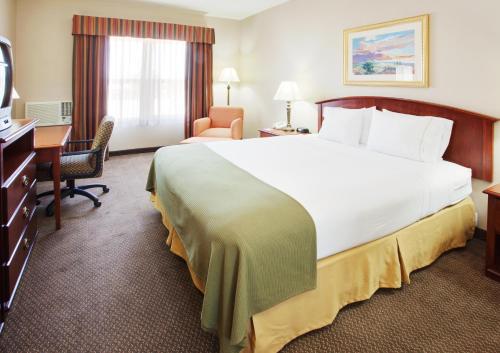Postelja oz. postelje v sobi nastanitve Holiday Inn Express- West Sacramento, an IHG Hotel