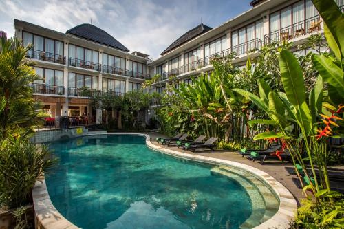 een zwembad op de binnenplaats van een gebouw bij Bakung Ubud Resort and Villa in Ubud