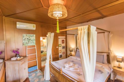 1 Schlafzimmer mit 2 Etagenbetten und einem Kronleuchter in der Unterkunft Pao Come Boutique House in Chiang Mai