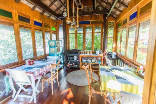 una sala da pranzo con tavoli e sedie in una casa di Pao Come Boutique House a Chiang Mai