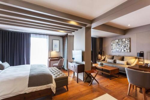Кровать или кровати в номере Marine Beach Hotel Pattaya - SHA Plus