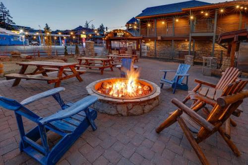 a fire pit in a patio with chairs and tables at Hotel Becket in South Lake Tahoe