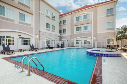 Πισίνα στο ή κοντά στο Comfort Inn & Suites Cedar Hill Duncanville