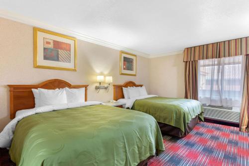 um quarto de hotel com duas camas e uma janela em Quality Inn & Suites Oceanside Near Camp Pendleton em Oceanside