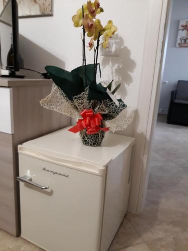 a flower arrangement on top of a white refrigerator at A casa di Simona in Monreale