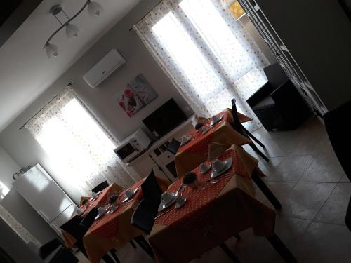 an overhead view of a dining room with tables and chairs at A casa di Simona in Monreale
