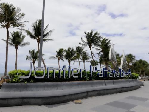 a sign for a park with palm trees at Sötnos in Jomtien Beach