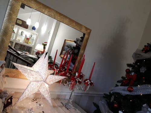 a room with a mirror and a christmas tree at A casa di Simona in Monreale