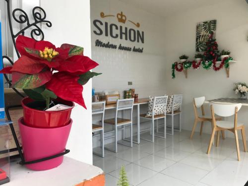 Sichon Modern House Hotel tesisinde bir restoran veya yemek mekanı