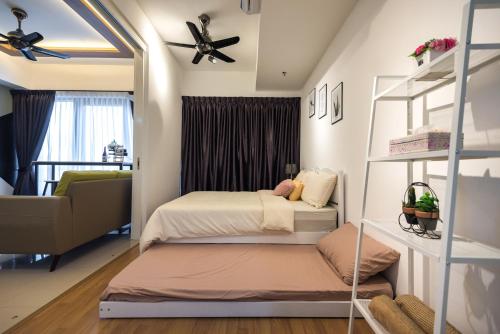 1 dormitorio con 2 camas y ventilador de techo en Love Come Home @ Japan-European Style Homestay, en George Town