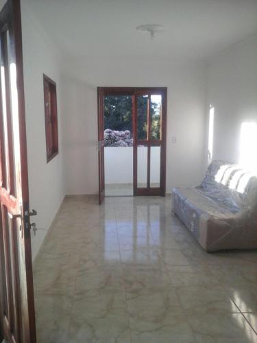 una habitación vacía con una cama y una puerta en Costa Brasil en Coroa Vermelha