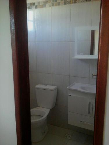 małą łazienkę z toaletą i umywalką w obiekcie Costa Brasil w mieście Coroa Vermelha