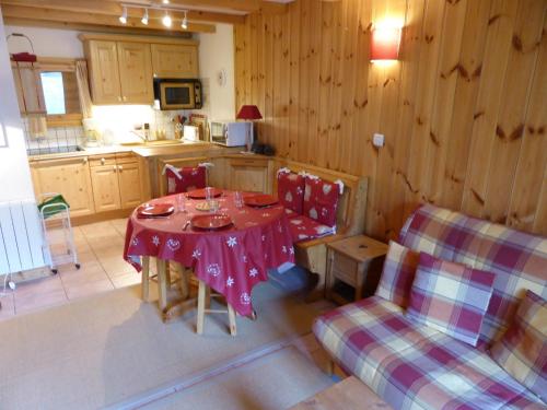 - une cuisine avec une table et un canapé dans une chambre dans l'établissement Le Lièvre Blanc, appartement N°2, aux Contamines-Montjoie