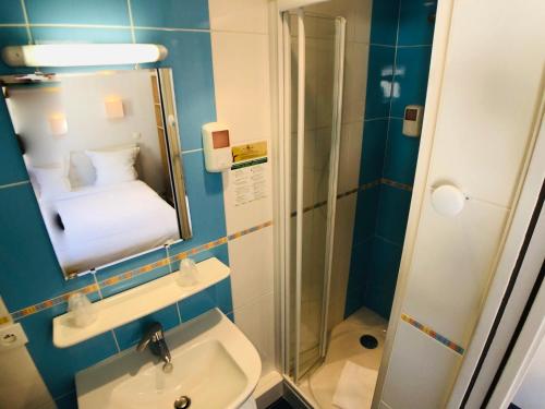 Et badeværelse på Cit'Hotel Le Volney