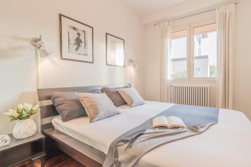 a bedroom with two beds and a window at Casa Tre Sole in Lierna