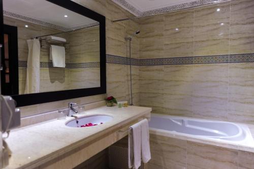 Salle de bains dans l'établissement Ennakhil Marrakech Hotel & SPA
