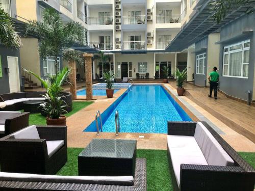 Piscina de la sau aproape de Beautiful condo in the new La Grande resort