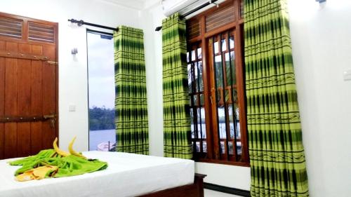 a room with a bed and a window at Lake Lane Guest Rest in Koggala