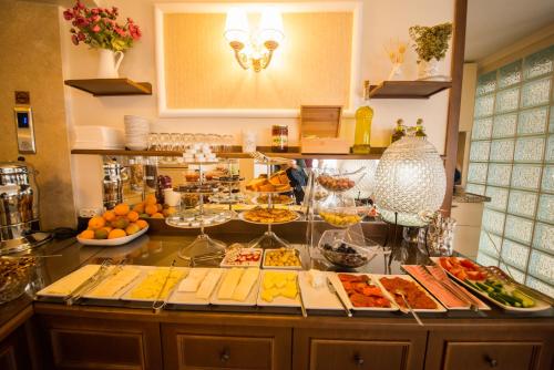 un buffet con molti tipi diversi di cibo su un bancone di Biga Palas Hotel a Biga