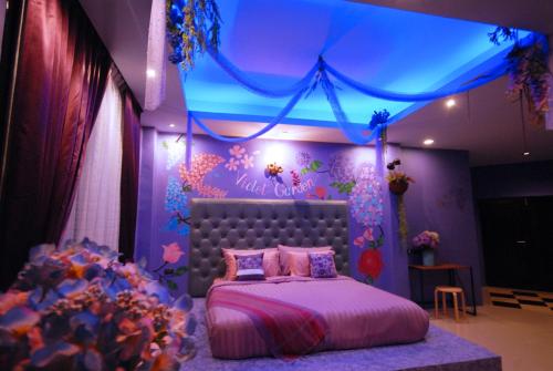 a bedroom with a bed with a purple ceiling at Pupiang po Da Arte Resort in Dan Sai