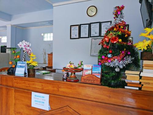パダンバイにあるSerangan Inn Mimbaのクリスマスの木を植えたカウンター