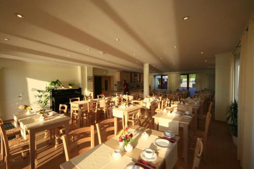 Un restaurante o sitio para comer en Seehotel Weit Meer