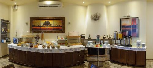 een grote kamer met twee toonbanken in een kamer bij Villa Coralli in Parga