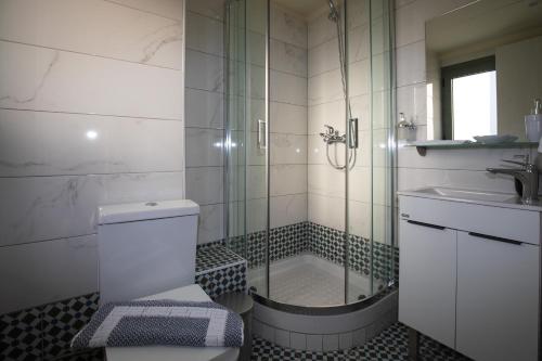 y baño con ducha, aseo y lavamanos. en Central Stay Athens en Athens