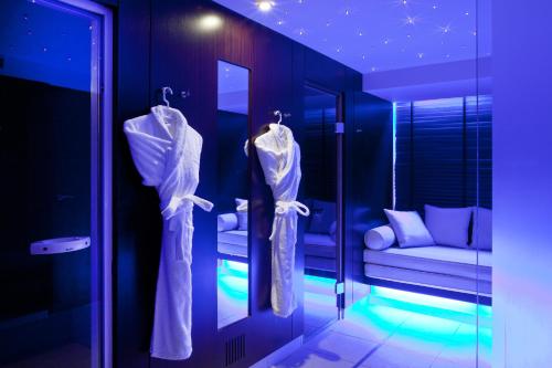 a room with a mirror and a room with a bed at Hôtel Etoile Maillot in Paris