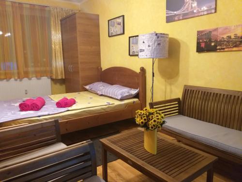 een kamer met 2 stapelbedden en een tafel bij Apartament Sonia ARHB 3 camere in Boekarest