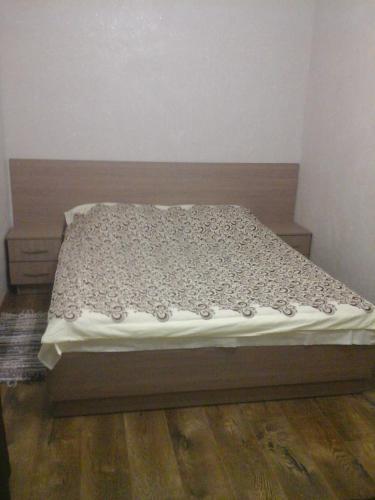 Cama pequeña en habitación con colchón visor en Нова квартира, en Ivano-Frankivsk