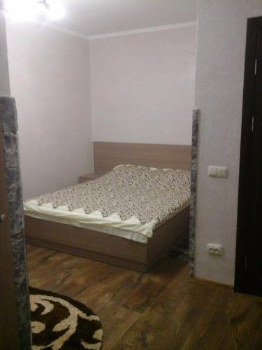 Cama pequeña en habitación con puerta en Нова квартира, en Ivano-Frankivsk