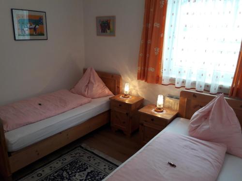 a room with two beds and a window and two lamps at Ferienwohnung Kupfer in Göstling an der Ybbs