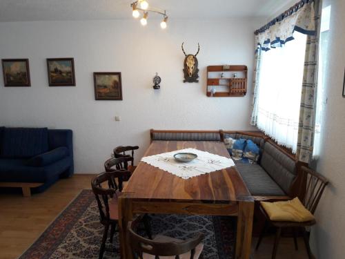 ein Esszimmer mit einem Holztisch und Stühlen in der Unterkunft Ferienwohnung Kupfer in Göstling an der Ybbs