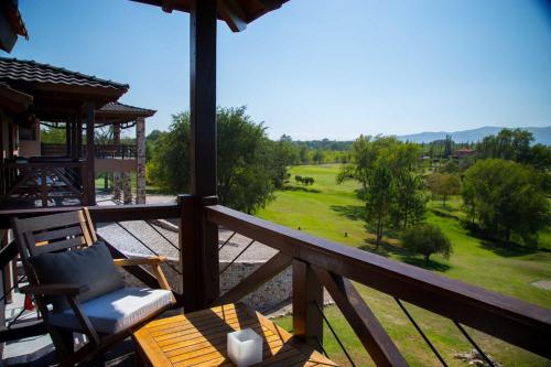 d'un balcon avec une chaise et une vue sur un champ. dans l'établissement Ayres del Champaqui, à Villa General Belgrano