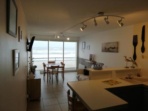 フォール・マオン・プラージュにあるLes Galathées - Appartement face merのキッチン、海の景色を望むリビングルーム