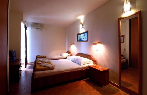 Cama o camas de una habitación en Apartments and Rooms Teona