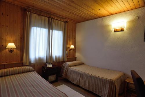 Cama o camas de una habitación en Hotel Els Puis