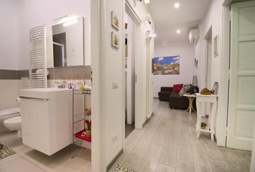 łazienka z toaletą i salon w obiekcie PaneAmore w mieście Matera