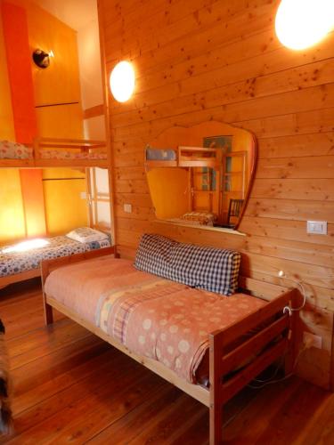 Divstāvu gulta vai divstāvu gultas numurā naktsmītnē Il Borgo della Colomba