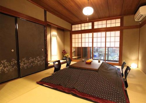 jadalnia ze stołem i krzesłami w pokoju w obiekcie Guest House Sawaragi w mieście Kioto