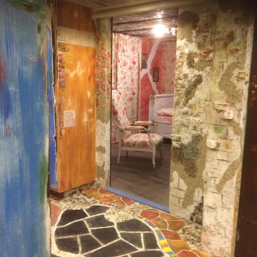 a room with a door and a room with a chair at Casa toscana in Thun