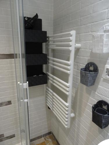 un bagno con doccia e scale al suo interno di LA BELLE D'ANTAN a Saint-Bonnet-en-Bresse