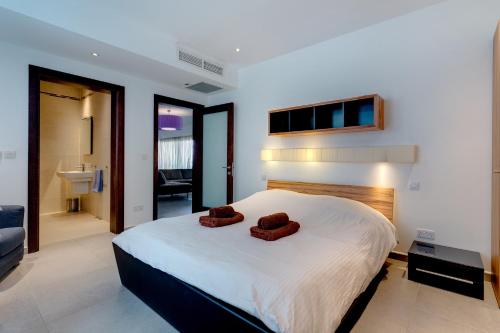 A bed or beds in a room at Seaview Apartment In Fort Cambridge, Sliema