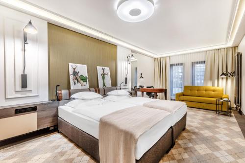 duża sypialnia z dużym łóżkiem i żółtą kanapą w obiekcie Hotel Traugutta3 w mieście Białystok