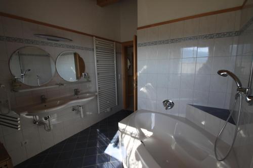 łazienka z wanną i umywalką w obiekcie Ferienwohnung Christ w mieście Grinzens