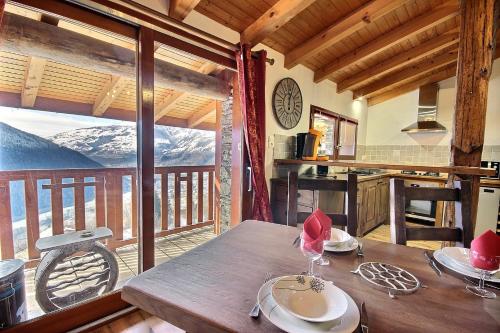 une salle à manger avec une table et un balcon dans l'établissement Les Balcons du Molliebon, à Séez